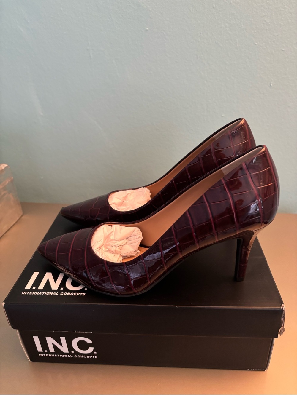 NEW INC International Concepts Pointed-Toe Croc-Embossed Pumps in Wine Size 9.5